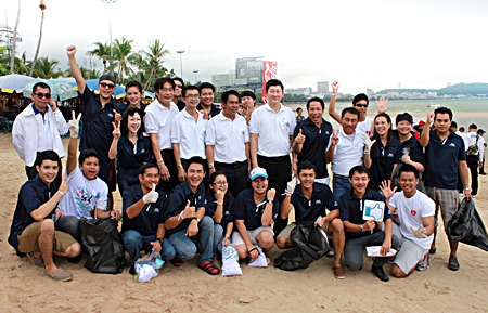 Dhaninrat Klinhom (standing 6th right), marketing communications manager, and his Blue Energy team from the Hilton Pattaya participated in the ‘International Coastal Clean-up 2012’. The event was organized by the Coca-Cola system in Thailand, which included Coca-Cola (Thailand) Ltd., Thai Namthip Ltd., and Haad Thip PLC. More than 1,000 volunteers and NGOs including representatives from Pattaya City led by Deputy Mayor Ronakit Ekasingh (5th left), Department of Marine and Coastal Resource and the Ministry of Natural Resources and Environment also participated in the clean-up project.